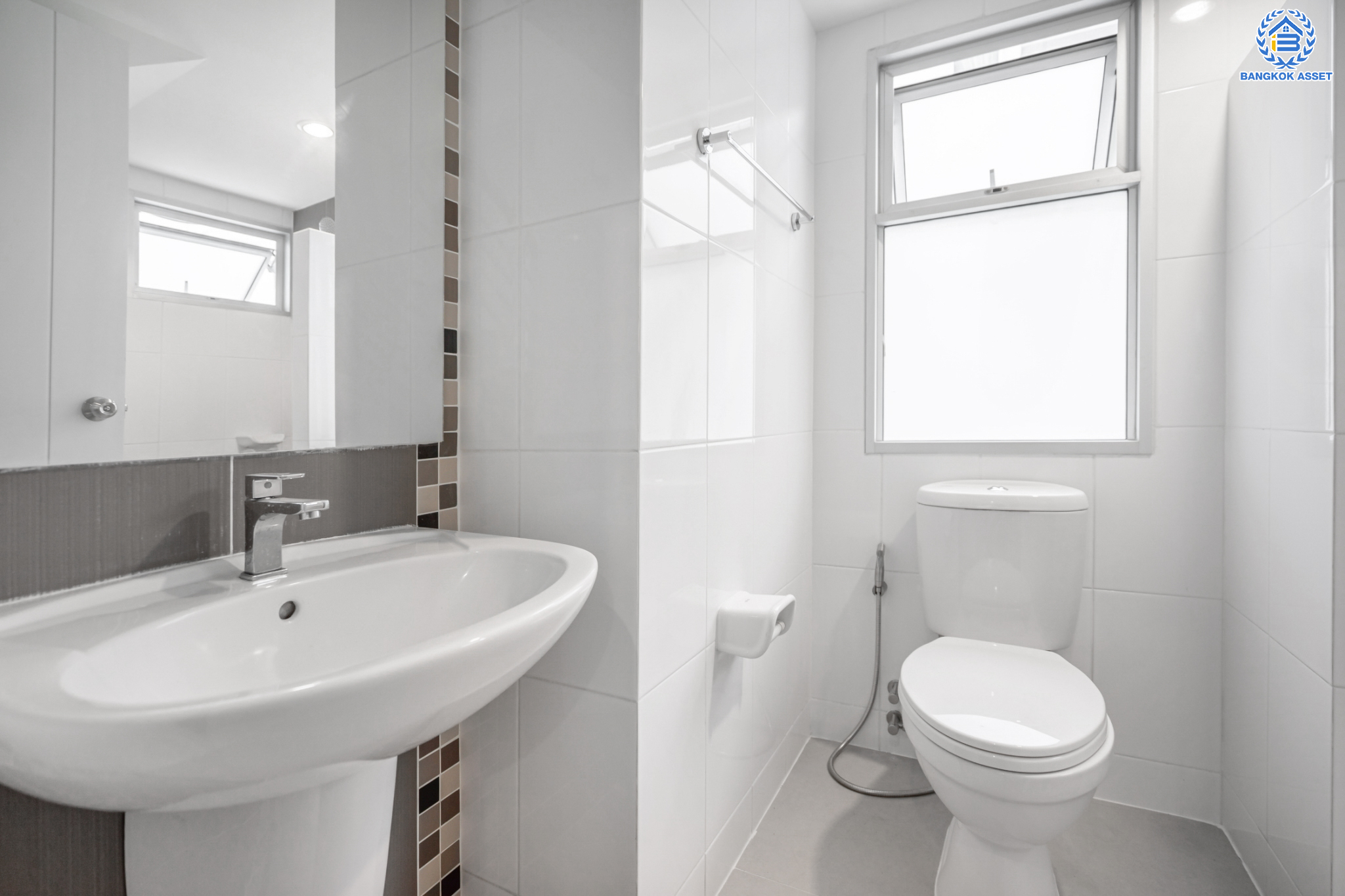 บ้านมือสองตกแต่งใหม่ ม.วิลล่าการ์เด้น3 บางกรวย-ไทรน้อย เนื้อที่ 52.6 ตร.ว. ฟังก์ชัน 3 ห้องนอน  3 ห้องน้ำ 1 ห้องอเนกประสงค์ จอดรถได้ 2 คัน บรรยากาศเป็นส่วนตัว บนทำเลศักยภาพ ใกล้เซ็นทรัลเวสต์เกต เชื่อมต่อหลายเส้นทาง ถ.รัตนาธิเบศร์, ถ.กาญจนาภิเษก และราชพฤกษ์ และรถไฟฟ้า "สถานีบางพลู"